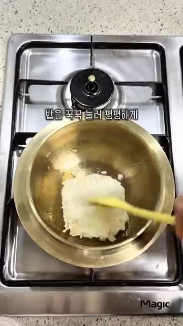 준비된 남은 명절 나물들을 밥 위에 보기 좋게 둘러 담아주세요. — 남은 명절 나물로 돌솥 비빔밥 만들기