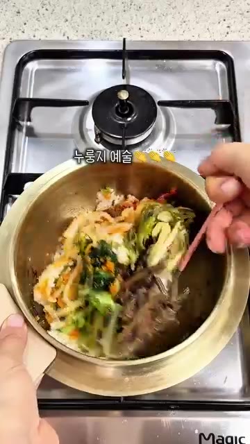 계란 노른자를 가운데 올려 비벼 먹으면 더욱 맛있습니다. — 남은 명절 나물로 돌솥 비빔밥 만들기