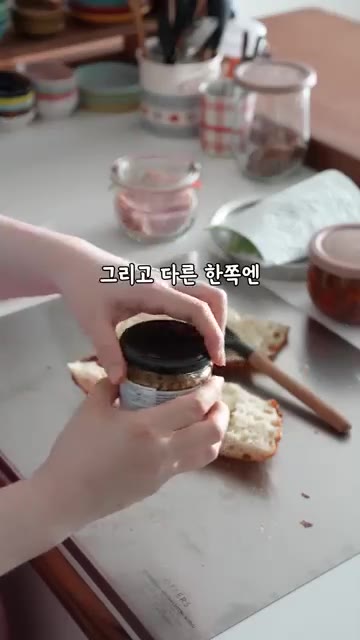 빵 한쪽에는 마요네즈와 꿀을, 다른 한쪽에는 마요네즈와 홀그레인 머… — 쫀득 토마토 만들어 샌드위치에 넣어보세요🍅 눈이 번쩍!