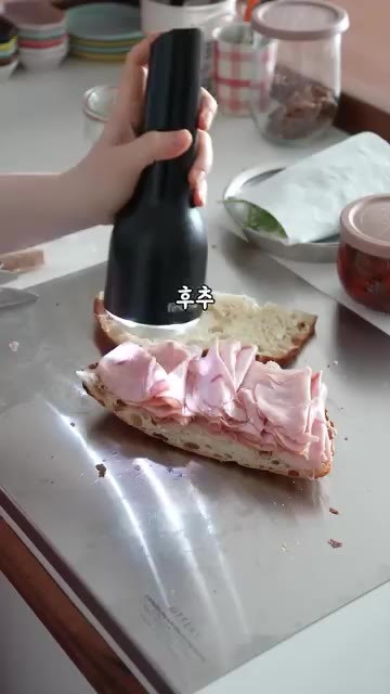 슬라이스 햄을 올리고 후추를 뿌린다. — 쫀득 토마토 만들어 샌드위치에 넣어보세요🍅 눈이 번쩍!