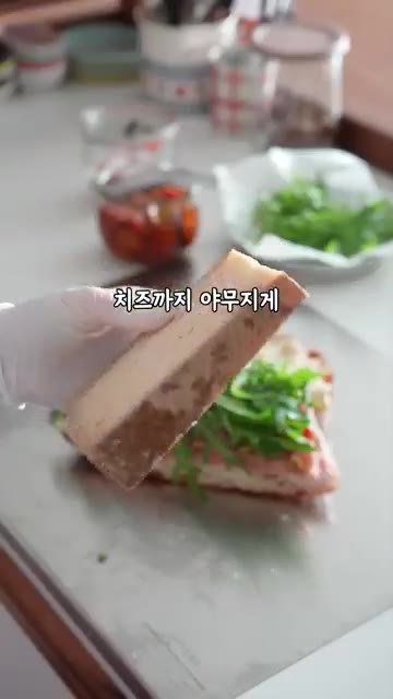 하드치즈를 얇게 썰어 올린다. — 쫀득 토마토 만들어 샌드위치에 넣어보세요🍅 눈이 번쩍!