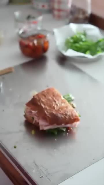 빵을 덮어 샌드위치를 완성한다. — 쫀득 토마토 만들어 샌드위치에 넣어보세요🍅 눈이 번쩍!