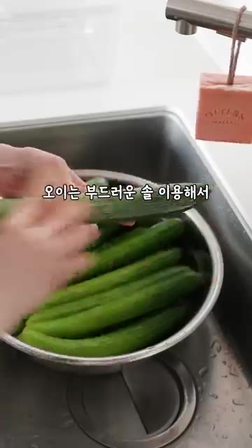 커다란 김치통에 오이를 차곡차곡 넣어줍니다. 중간중간 천일염을 뿌려… — 5분이면 끝! 전통 오이지보다 덜 짜고 맛난 울 어머니 레시피