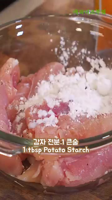 팬에 기름을 적당히 두르고 중약불에서 닭안심살을 앞뒤로 4분씩 노릇… — 10분 완성! 치킨 시킬 필요 없는 닭안심 레시피