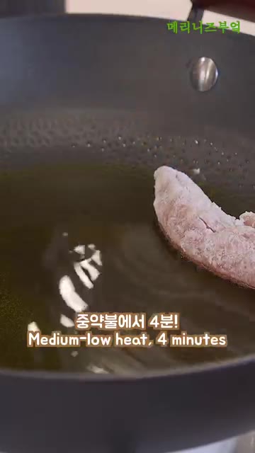 구워진 닭안심살의 기름을 키친타월로 살짝 제거해줍니다. — 10분 완성! 치킨 시킬 필요 없는 닭안심 레시피