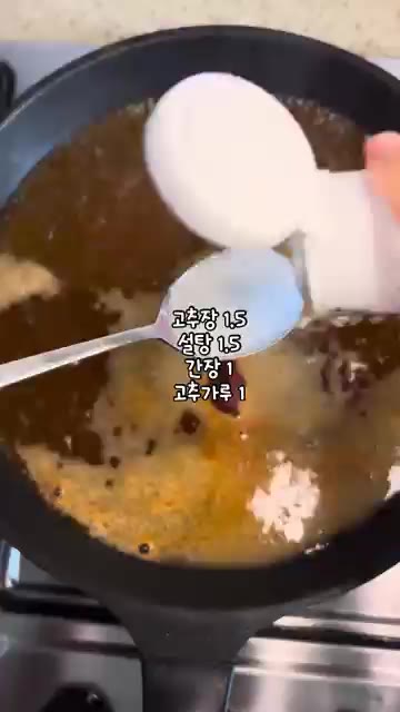 팬에 물 600ml를 붓고 라면 스프 반 봉, 고추장 1.5, 설탕… — 🍜 분식집 맛 그대로! 초간단 라볶이 🌶️🧀