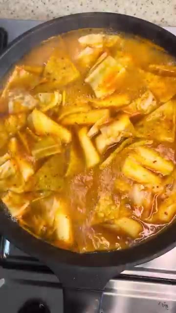 떡이 말랑해지면 라면 사리를 넣고 꼬들하게 익혀줍니다. — 🍜 분식집 맛 그대로! 초간단 라볶이 🌶️🧀