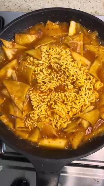 삶은 계란 2개와 슬라이스 치즈 1장을 올리고 파슬리 가루를 뿌려… — 🍜 분식집 맛 그대로! 초간단 라볶이 🌶️🧀