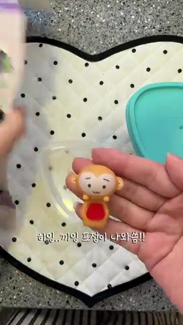 요거트 용기를 열고, 준비한 딸기를 썰어 요거트 위에 올린다. — 요즘 그릭요거트 블루베리맛과 딸기 조합