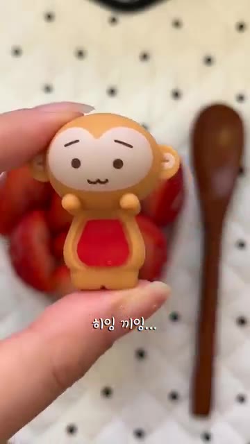 귀여운 감자숭이 히퍼와 함께 요거트를 먹을 준비를 한다. — 요즘 그릭요거트 블루베리맛과 딸기 조합
