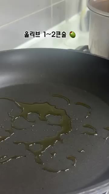 팬에 올리브유 1~2큰술을 두르고 라이스페이퍼로 감싼 가지를 넣고… — 라이스페이퍼로 쫀득하게! 단짠매콤 가지구이