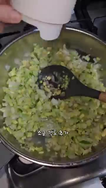 팬에 기름을 두르고 썰어둔 양파, 샐러리, 애호박을 넣고 볶아주세요. — 초간단 라구소스