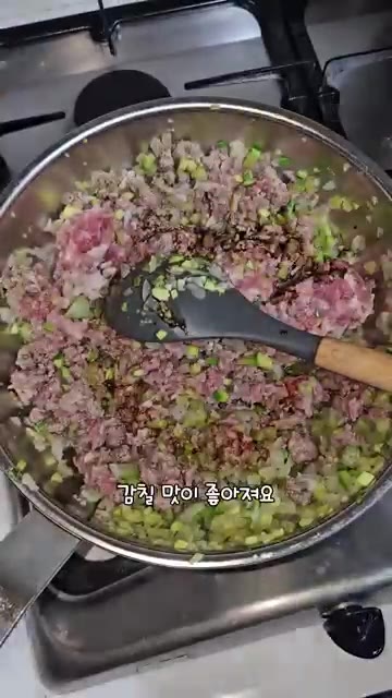 후추, 다진 마늘 1큰술을 넣고 볶아주세요. — 초간단 라구소스