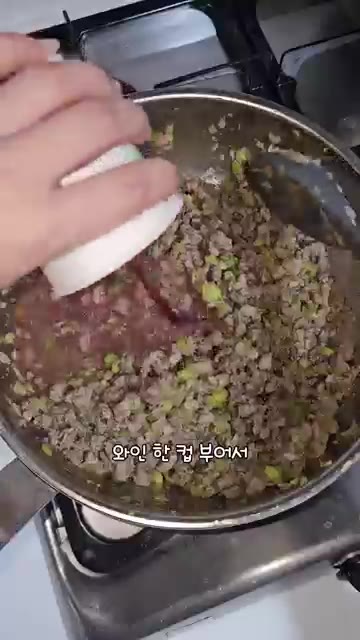 간장 2스푼을 넣고 볶아주세요. — 초간단 라구소스