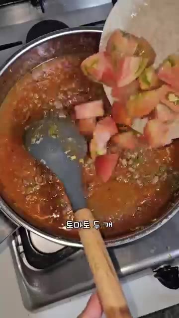 와인 1컵을 붓고 반 이상 졸아들 때까지 끓여주세요. — 초간단 라구소스