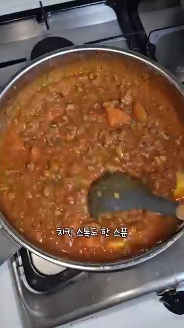 시판 토마토 소스 600g과 토마토 2개를 넣고 섞어주세요. — 초간단 라구소스