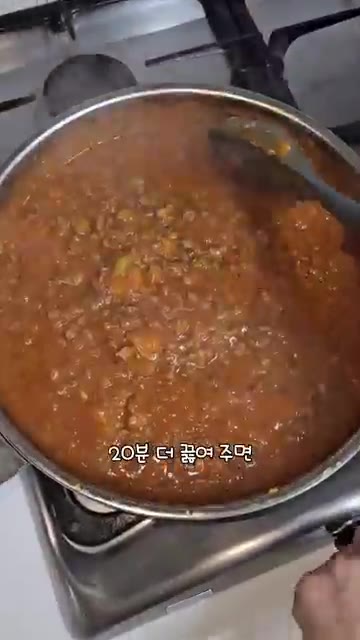 버터 30g과 치킨 스톡 1스푼을 넣고 섞어주세요. — 초간단 라구소스
