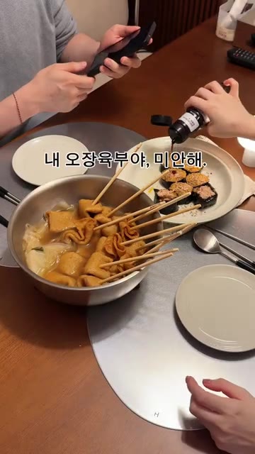 어묵탕에 불닭소스를 뿌려 곁들여 먹는다. — 오늘의 밥상: 어묵탕, 불닭참치마요김밥