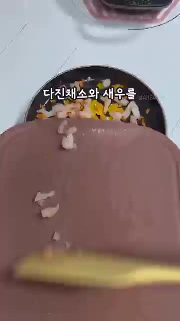팬에 다진 채소와 새우를 넣고 볶아줍니다. — 초간단 유아식 황금새우밥