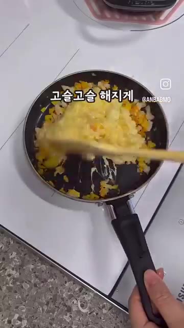 밥과 계란물을 넣고 고슬고슬하게 볶아줍니다. — 초간단 유아식 황금새우밥