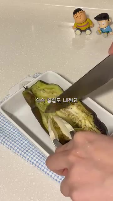 가지를 전자레인지에 3분간 돌려 익힌 후 반으로 갈라 칼집을 내줍니다. — 가지로 만드는 최고의 한 끼 ꒰가지덮밥꒱