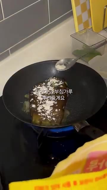 팬에 올리브유를 넉넉히 두르고 가지를 앞뒤로 노릇하게 구워줍니다. — 가지로 만드는 최고의 한 끼 ꒰가지덮밥꒱
