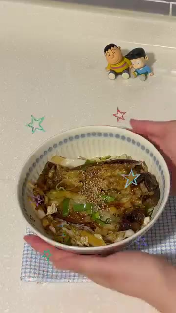 그릇에 밥을 담고 완성된 가지볶음을 올린 후 깨와 참기름을 뿌려 마… — 가지로 만드는 최고의 한 끼 ꒰가지덮밥꒱