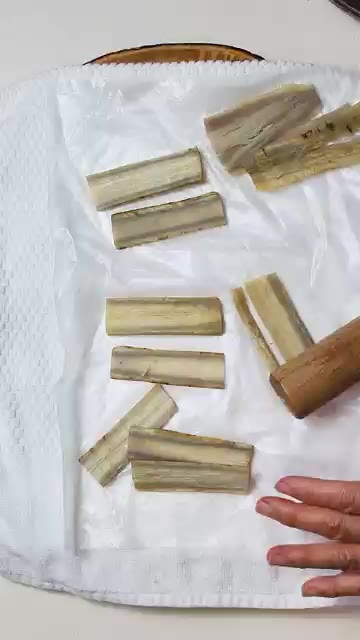 팬에 식용유를 두르고 우엉을 앞뒤로 노릇하게 구운 뒤, 불을 줄이고… — 우엉을 이렇게 하면 더덕보다 더 맛있습니다!