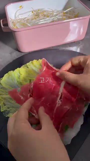 데친 알배추 위에 깻잎, 소고기, 팽이버섯, 대파, 당근을 올립니다. — 알배추 고기말이 전골