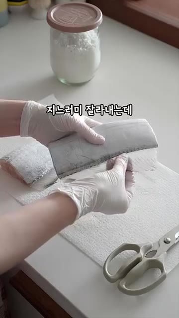 갈치의 지느러미를 제거하고, 양 끝과 가운데 부분에 세로로 칼집을… — 알아두면 평생 써먹는 맛있는 갈치구이 손질법