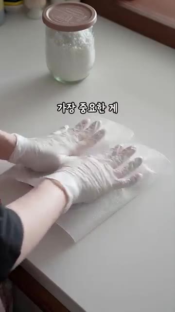 키친타월로 갈치의 물기를 제거하고 소금을 뿌려 10분간 재워둡니다. — 알아두면 평생 써먹는 맛있는 갈치구이 손질법