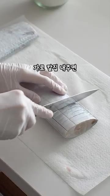 다시 한번 키친타월로 물기를 제거합니다. — 알아두면 평생 써먹는 맛있는 갈치구이 손질법