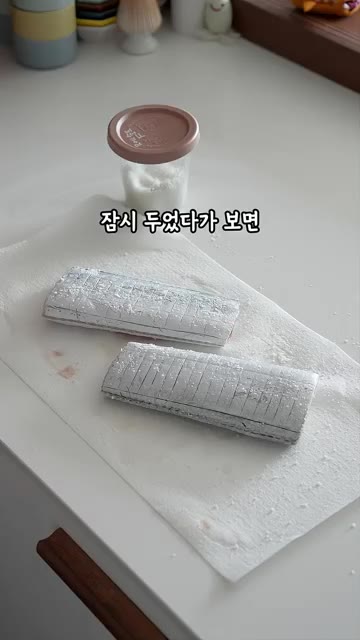 중불로 달군 팬에 식용유를 두르고 갈치를 올립니다. 껍질 부분이 연… — 알아두면 평생 써먹는 맛있는 갈치구이 손질법