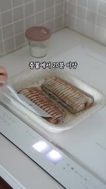 앞뒤로 노릇하게 구워지면 속까지 다 익은 것입니다. — 알아두면 평생 써먹는 맛있는 갈치구이 손질법