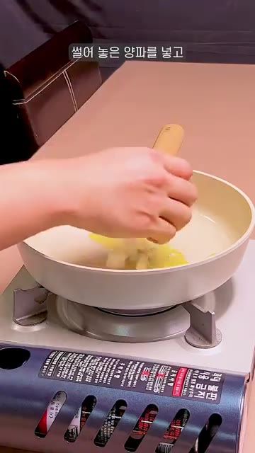 썰어 놓은 양파 반 개를 넣고 약한 불로 볶아 양파 기름을 만든다. — 집에서도 만들 수 있는 마제소바 레시피!
