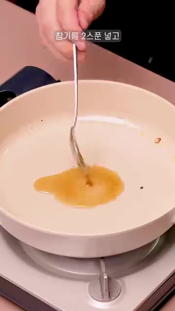 팬에 참기름 2큰술을 두르고 다진 돼지고기 150g을 넣고 볶는다. — 집에서도 만들 수 있는 마제소바 레시피!
