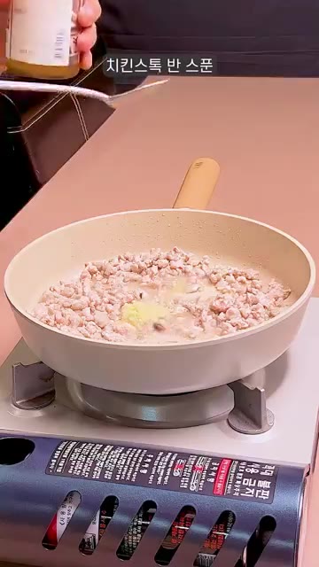 돼지고기가 익으면 미림 2큰술, 다진 마늘 1큰술, 치킨스톡 반 큰… — 집에서도 만들 수 있는 마제소바 레시피!