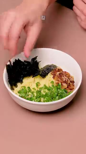 그릇에 담은 면 위에 양파 기름, 다진 파, 김, 준비된 고기, 계… — 집에서도 만들 수 있는 마제소바 레시피!