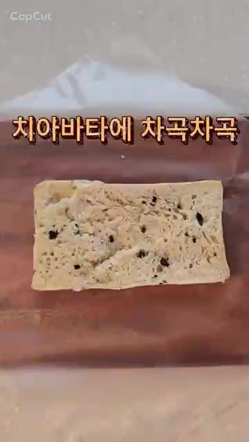 기름 뺀 참치에 마요네즈와 후추를 넣고 섞어 참치마요를 만듭니다. — 알뜰하고 간단한데 불없이 만드는 미친 맛! 5분 컷 오이참치샌드위치 만들기