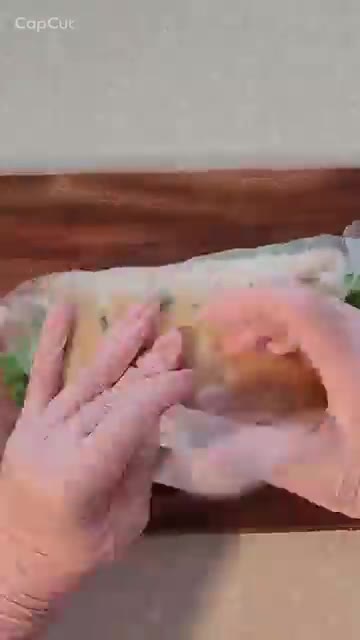 빵을 덮고 샌드위치를 반으로 잘라 완성합니다. — 알뜰하고 간단한데 불없이 만드는 미친 맛! 5분 컷 오이참치샌드위치 만들기