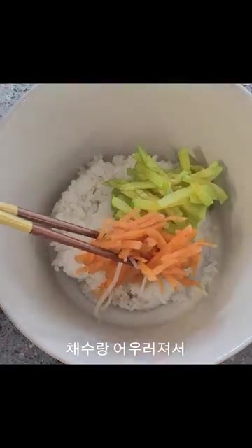 딱 5분간 끓여줍니다. 열어보면 채소들이 촉촉하게 잘 익었습니다. — 5분 원팬 비빔밥
