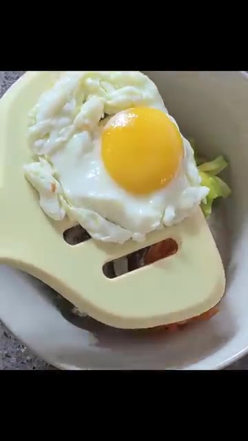 밥 위에 계란 프라이를 올리고 참기름을 둘러줍니다. — 5분 원팬 비빔밥