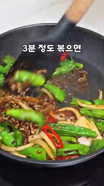물 100ml를 넣고 3분 정도 더 볶아주면 완성입니다. — 정호영 셰프의 꽈리고추 멸치볶음