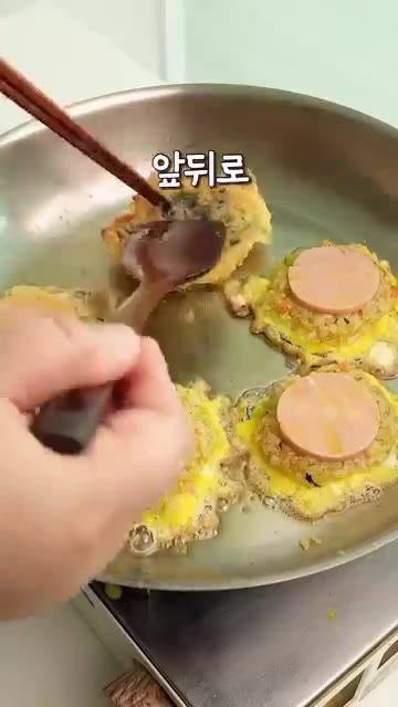 기름을 두른 예열 팬에 달걀물 입힌 밥전을 올리고, 햄을 올린 뒤… — 국도 반찬도 필요없는 방학한끼! 달걀햄밥전