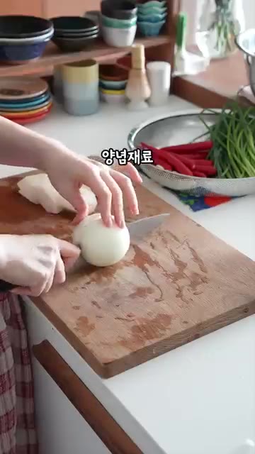 믹서기에 물을 일부 넣고 곱게 갈아줍니다. — 명절에 사이다 대신 #나박물김치 드세요😋재료만 썰면 끝나는 초간단 레시피