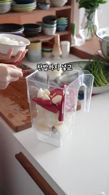 절여진 배추와 무를 김치통에 담고, 준비한 당근과 쪽파를 넣습니다. — 명절에 사이다 대신 #나박물김치 드세요😋재료만 썰면 끝나는 초간단 레시피