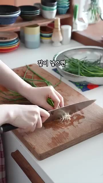 국자로 잘 섞어줍니다. 이때 간을 보았을 때 살짝 짭짤해야 익으면서… — 명절에 사이다 대신 #나박물김치 드세요😋재료만 썰면 끝나는 초간단 레시피