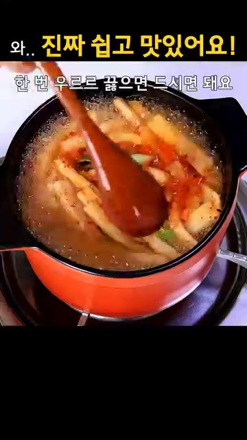 전자레인지에서 꺼낸 김치볶음밥 위에 후추를 뿌리고 밥을 올린 후 참… — 김치 하나로 끝내는 10분 저녁 한 상