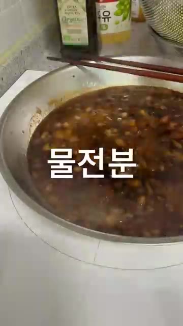 짜파게티 분말 스프 2큰술과 굴소스 반 큰술을 넣고 기름에 살짝 볶… — 짜파게티를 중국집 짜장면처럼 만드는 방법