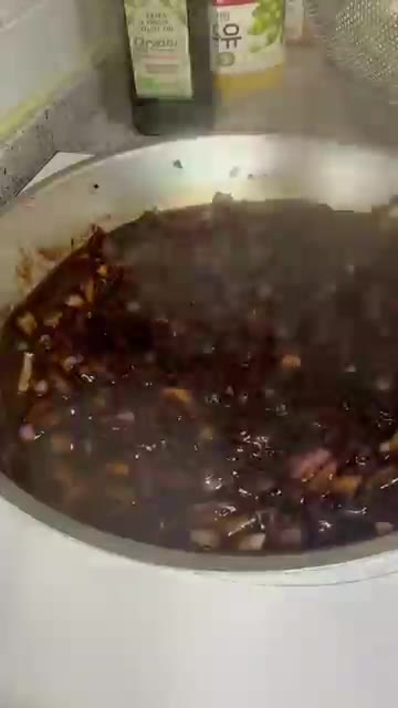 물 약간을 넣고 소스를 풀어준 뒤 걸쭉하게 농도를 잡아줍니다. — 짜파게티를 중국집 짜장면처럼 만드는 방법